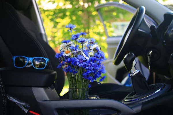 Sommerblumen im Auto — Stockfoto