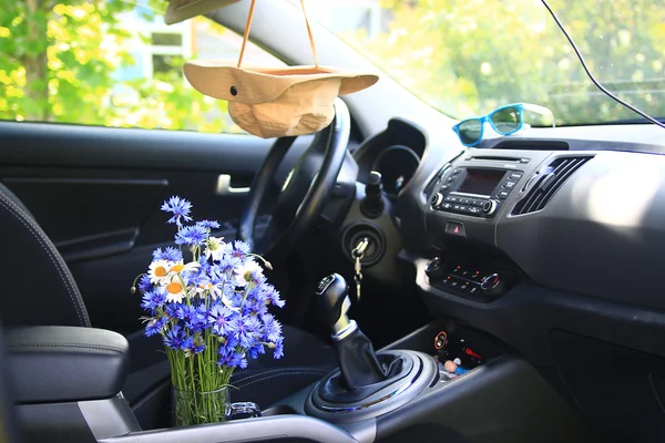 Sommerblumen im Auto — Stockfoto