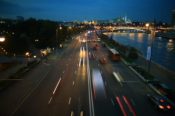 背景模糊夜城市交通 — 图库照片