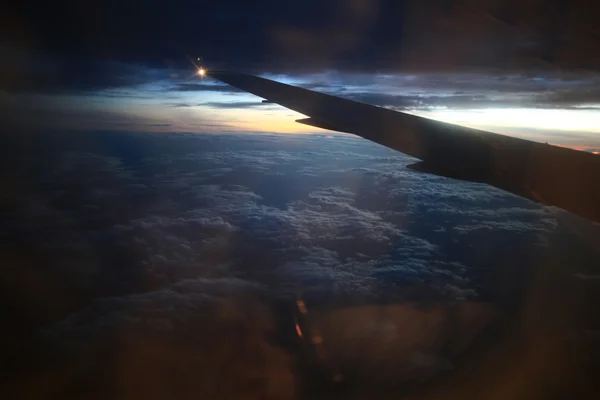 Vista de la ventana del avión en el horizonte y las nubes —  Fotos de Stock