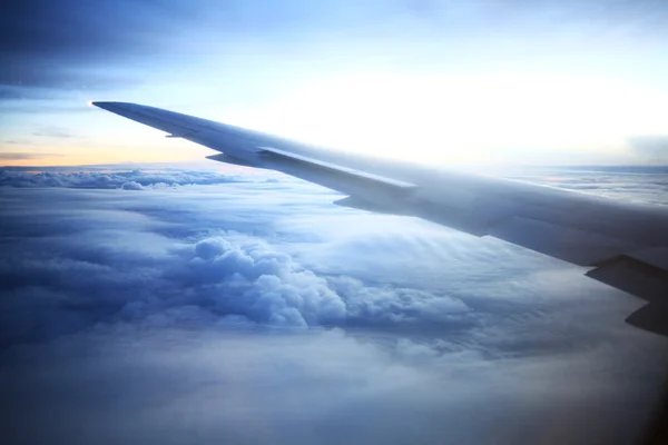 Vista de la ventana del avión en el horizonte y las nubes —  Fotos de Stock