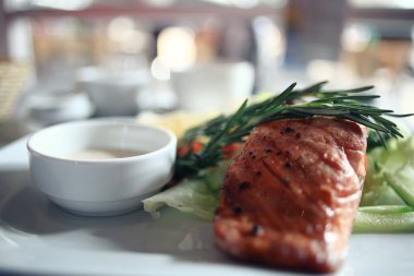 Restoran içinde baharatlar ile somon