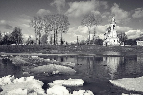 Église sur la rive de la rivière — Photo