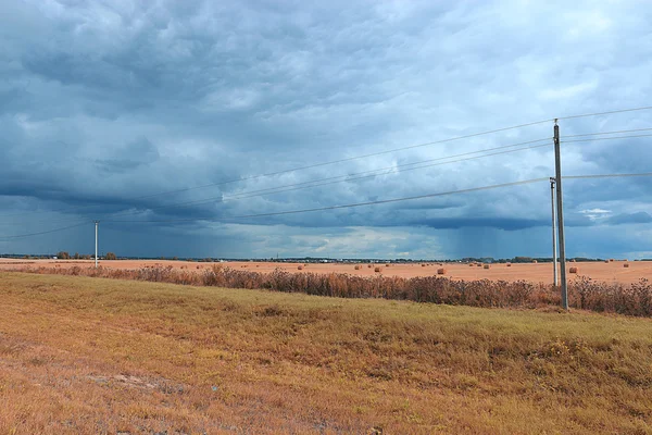 Paisaje otoñal con cielo nublado — Foto de Stock