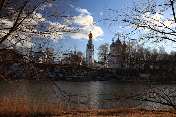 Kostel na podzimní břehu řeky — Stock fotografie