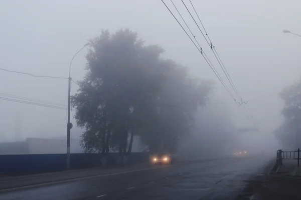 Brouillard d'automne sur la route de la ville — Photo