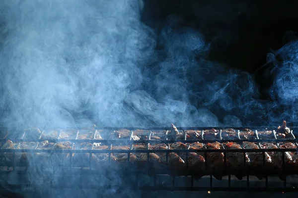 Cozinhando churrasco fumado — Fotografia de Stock