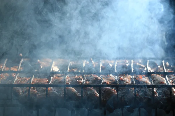 Grillfleisch zubereiten — Stockfoto