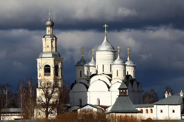 Kyrkan i motljus solnedgång — Stockfoto