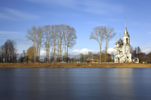 Kerk op herfst kust rond de rivier — Stockfoto
