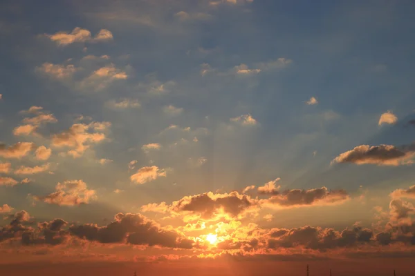 Solnedgång med soliga moln — Stockfoto