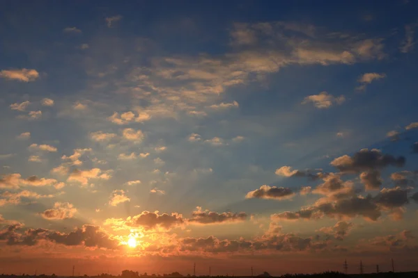Solnedgång med soliga moln — Stockfoto