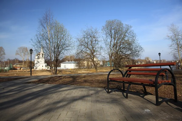 Chiesa russa nel fiume d'autunno — Foto Stock