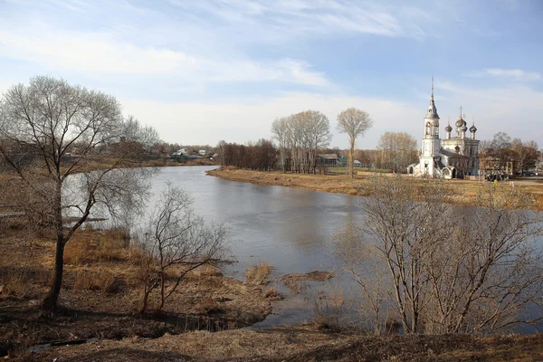 俄罗斯教会在秋天河 — 图库照片