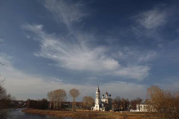 Église russe dans le paysage d'été — Photo