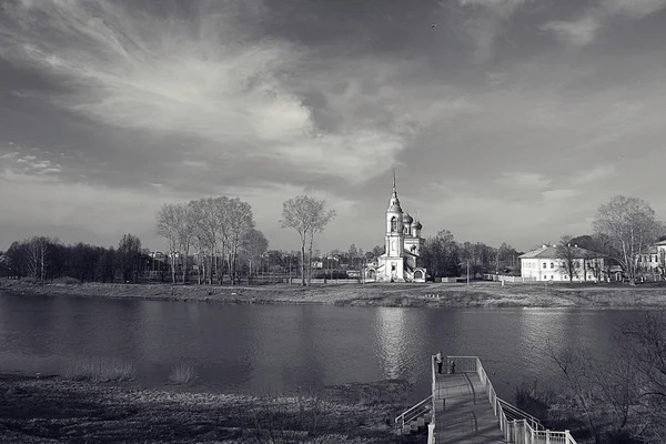 Chiesa russa nel fiume d'autunno — Foto Stock