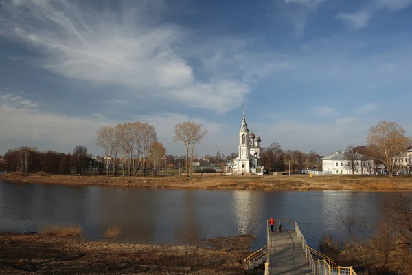 Chiesa russa nel fiume d'autunno — Foto Stock