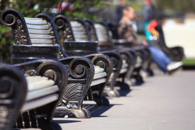 Sonbahar parkında bankta