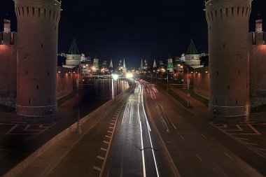 Gece şehir trafik ışıkları