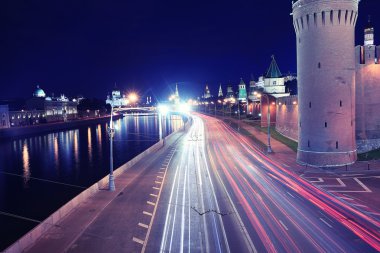 Gece şehir trafik ışıkları