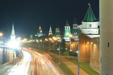 Gece şehir trafik ışıkları