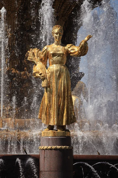 Fontän skulptur på Moscow — Stockfoto