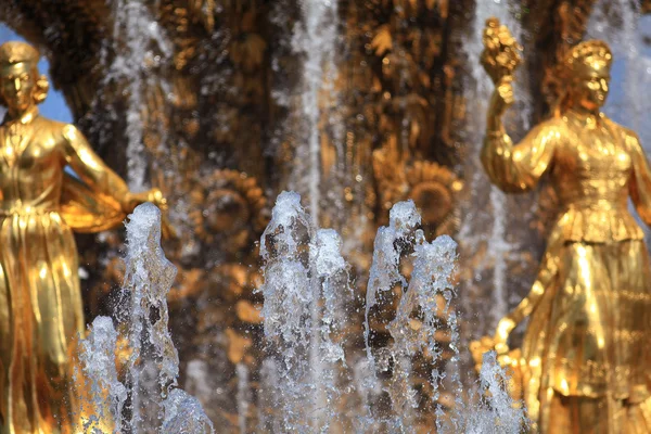 Fontän skulptur på Moscow — Stockfoto