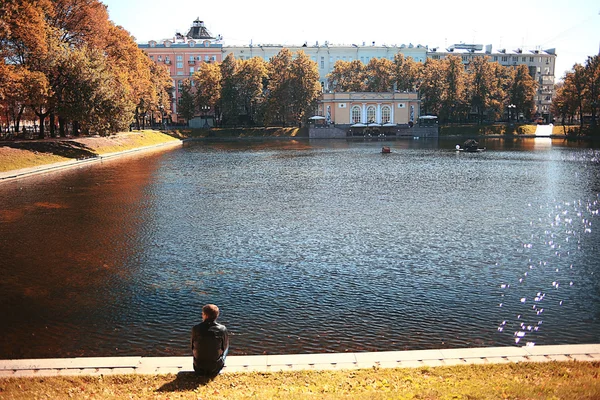 Lato w parku miejskim — Zdjęcie stockowe