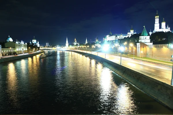 Gece şehir trafik ışıkları — Stok fotoğraf