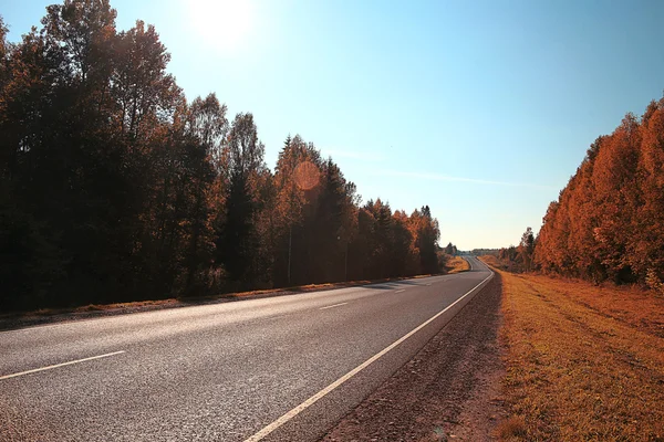 Bakgrund med solig väg — Stockfoto