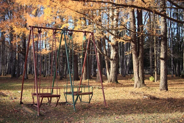 Bänk i höstparken — Stockfoto