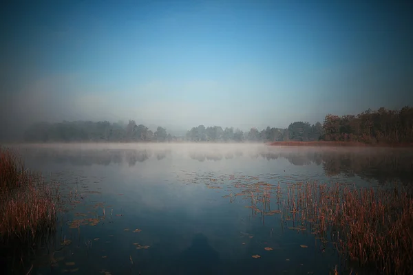 Herfst landschap oever van het meer — Stockfoto