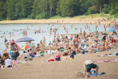 Saint-petersburg, Rusya - 8 Temmuz 2021: Solnechnoe plajındaki insanlar, yürüyüş, dinlenme ve güneşlenme