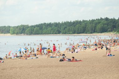 Saint-petersburg, Rusya - 8 Temmuz 2021: Solnechnoe plajındaki insanlar, yürüyüş, dinlenme ve güneşlenme