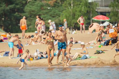 Saint-petersburg, Rusya - 8 Temmuz 2021: Solnechnoe plajındaki insanlar, yürüyüş, dinlenme ve güneşlenme