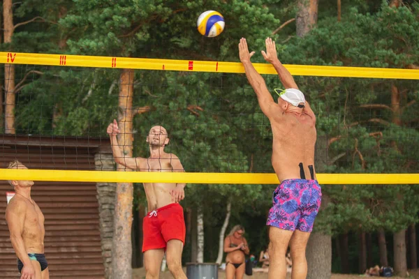Saint Petersburg Rosja Lipca 2021 Mężczyźni Grają Siatkówkę Plażową Solnechnoe — Zdjęcie stockowe