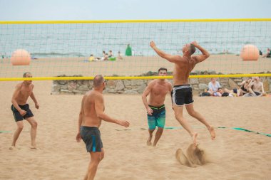 Saint-petersburg, Rusya - 8 Temmuz 2021: Erkekler Solnechnoe 'da plaj voleybolu oynuyor