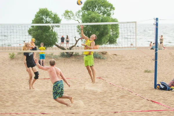Saint Petersburg Rusia Julio 2021 Los Hombres Juegan Voleibol Playa —  Fotos de Stock
