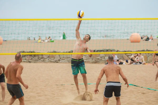 Saint Petersburg Rusia Julio 2021 Los Hombres Juegan Voleibol Playa —  Fotos de Stock