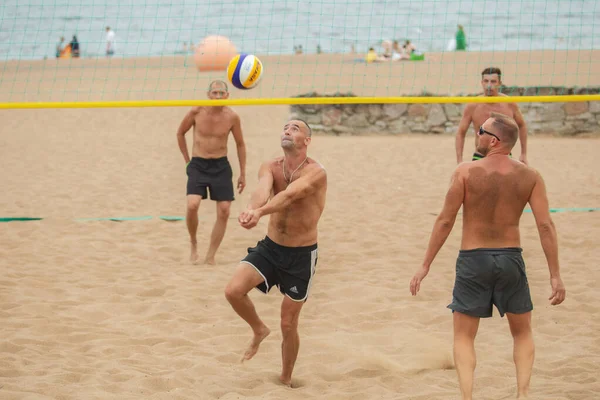 Saint Petersburg Rusia Julio 2021 Los Hombres Juegan Voleibol Playa —  Fotos de Stock