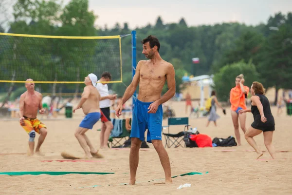 Saint Petersburg Rusia Julio 2021 Los Hombres Juegan Voleibol Playa —  Fotos de Stock