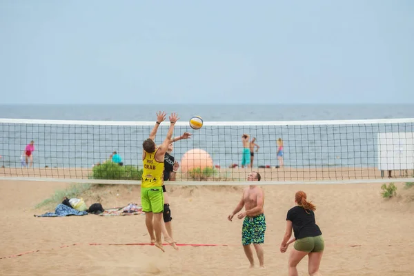 Saint Petersburg Rusia Julio 2021 Los Hombres Juegan Voleibol Playa —  Fotos de Stock