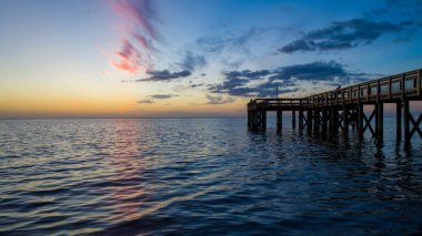 2020 yılının Ekim ayında Daphne, Alabama 'dan gün batımında Mobile Körfezi' ndeki iskelede