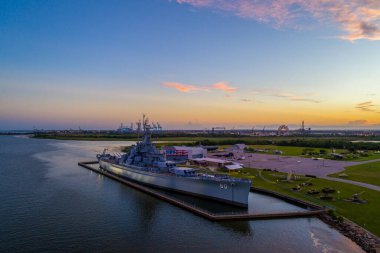 USS Alabama savaş gemisi gün batımında 