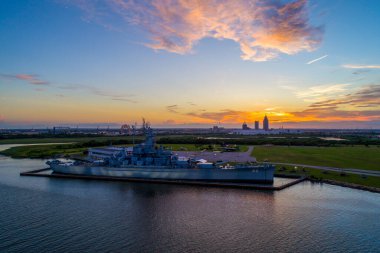 USS Alabama savaş gemisi gün batımında 