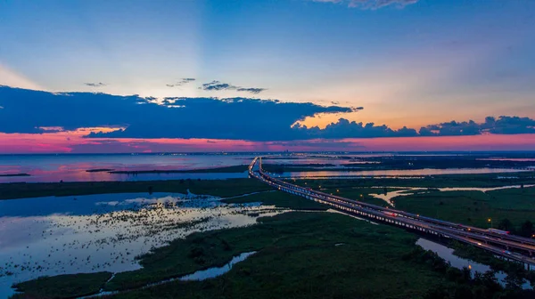 日落时分阿拉巴马州莫比尔湾10号州际公路大桥的空中景观 — 图库照片