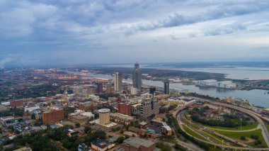 Şehir merkezi Mobile, Alabama Yağmurlu bir Kasım akşamı 