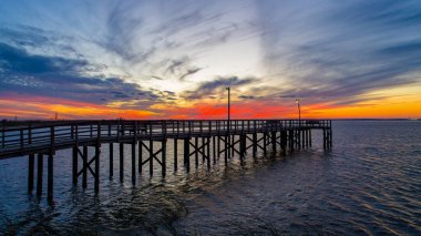 Mobile Bay, Alabama 'daki Bayfront Park iskelesi Aralık 2020' de gün batımında.