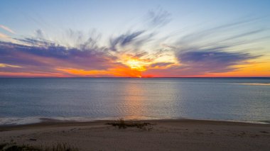 Gün batımında Alabama, Mobile Körfezi 'ndeki Bayfront Park Sahili 