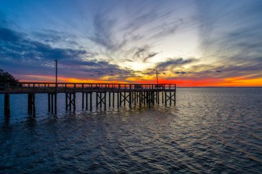 Mobile Bay, Alabama 'daki Bayfront Park iskelesi Aralık 2020' de gün batımında.